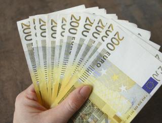 Seriöses Geldkreditangebot, das Ihnen schnell, unkompliziert und zuverlässig hie