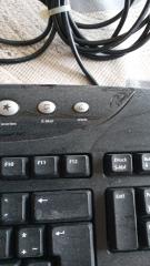 Computertastatur in schwarz, beidseitig abgerundet.  Keyboard