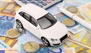 Ernsthaftes Kreditangebot Geld Darlehen zu helfen.