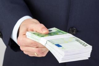 Ernsthaftes Kreditangebot Geld leihen, um dringend zu helfen.